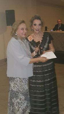 Mônica clô recebendo troféu de Katia Kouzak ICB